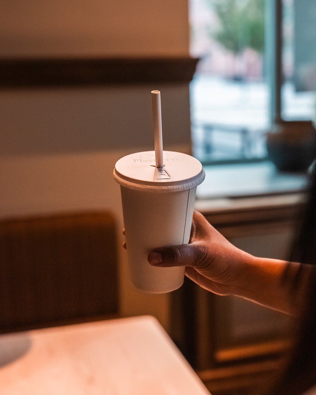 Paper Lid 90mm, Lifestyle - with Straw